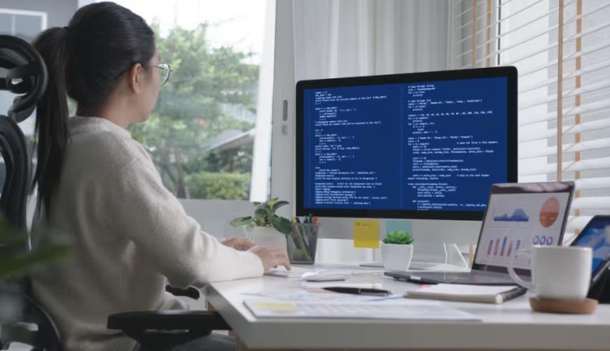 乌苏市软件开发公司实战建议:网站赋能,为何必须接入支持机器人?